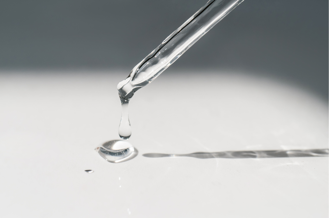 gotero de serum aplicando una gota