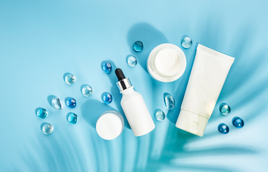 Fondo celeste con productos de skin care