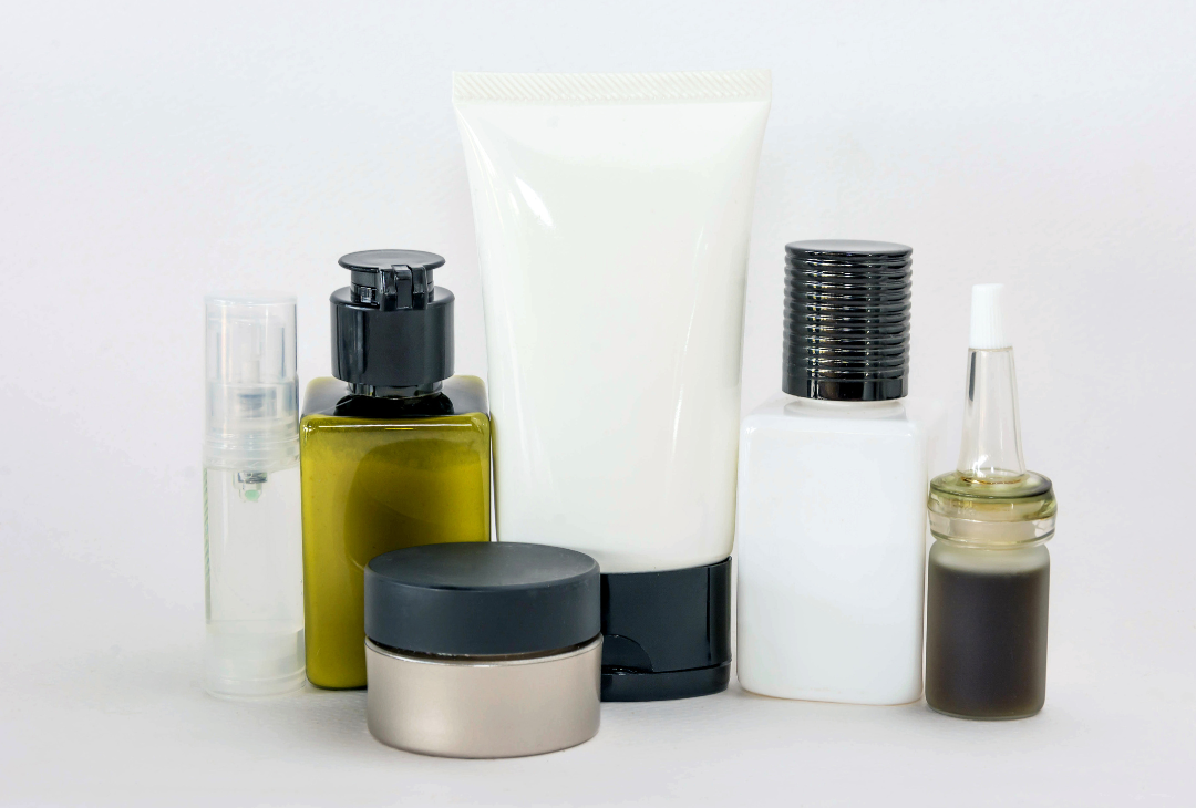 varios productos de skin care con diferentes tapas y texturas 